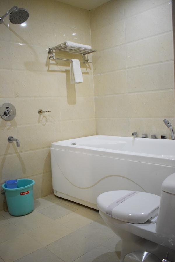 Hotel Grand Palace Jorhāt Dış mekan fotoğraf